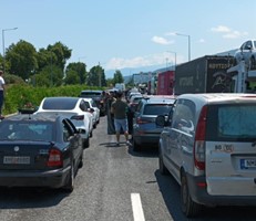 Κλειστή η εθνική οδός λόγω τροχαίου μέσα στη σήραγγα των Τεμπών